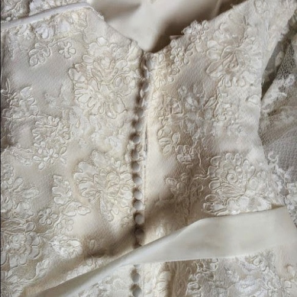 Enzoani Lace Diana  Ivory Wedding Dress, size 8. - Picture 6 of 12